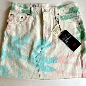 NWT Levi’s Button Fly High Rise Deconstructed Y2K  80s 90s Tie Dye Skirt Size 31